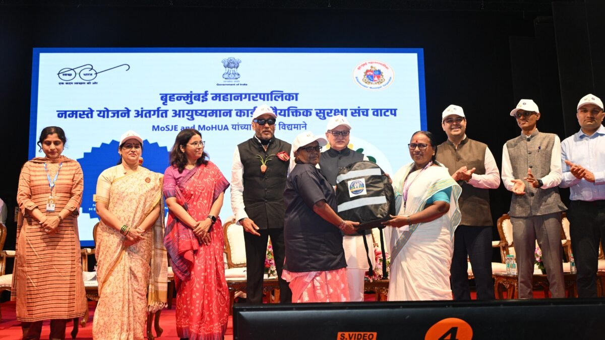 Maharashtra Governor and dignitaries at TB Free Mumbai health camp for women waste pickers